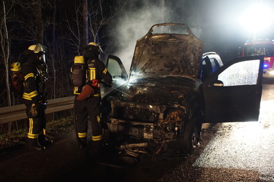 Stuttgart Hedelfingen: Mercedes auf Filderauffahrt in Brand